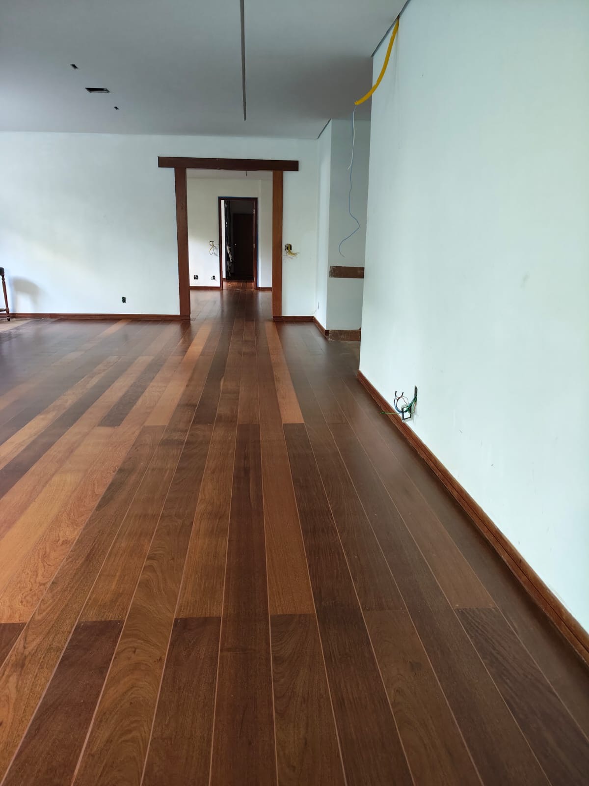 Recuperação de piso de madeira em sala