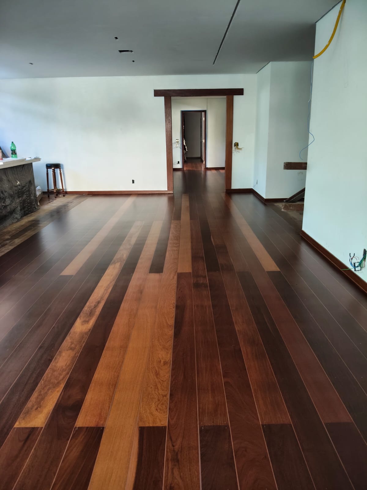 Piso de madeira com sinteco em sala reformada